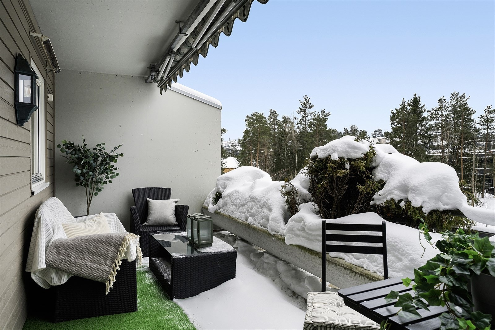 Vestvendt og usjenert balkong uten gjenboere Galleribilde