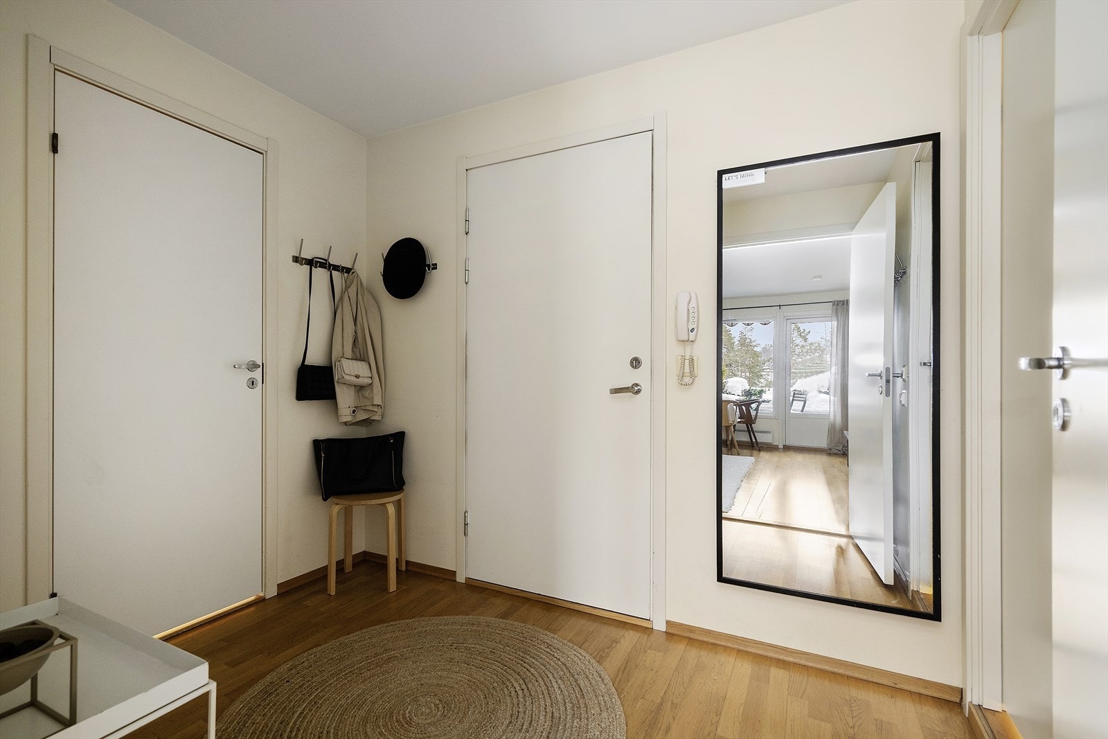 Romslig entré med adkomst til innvendig bod. Galleribilde