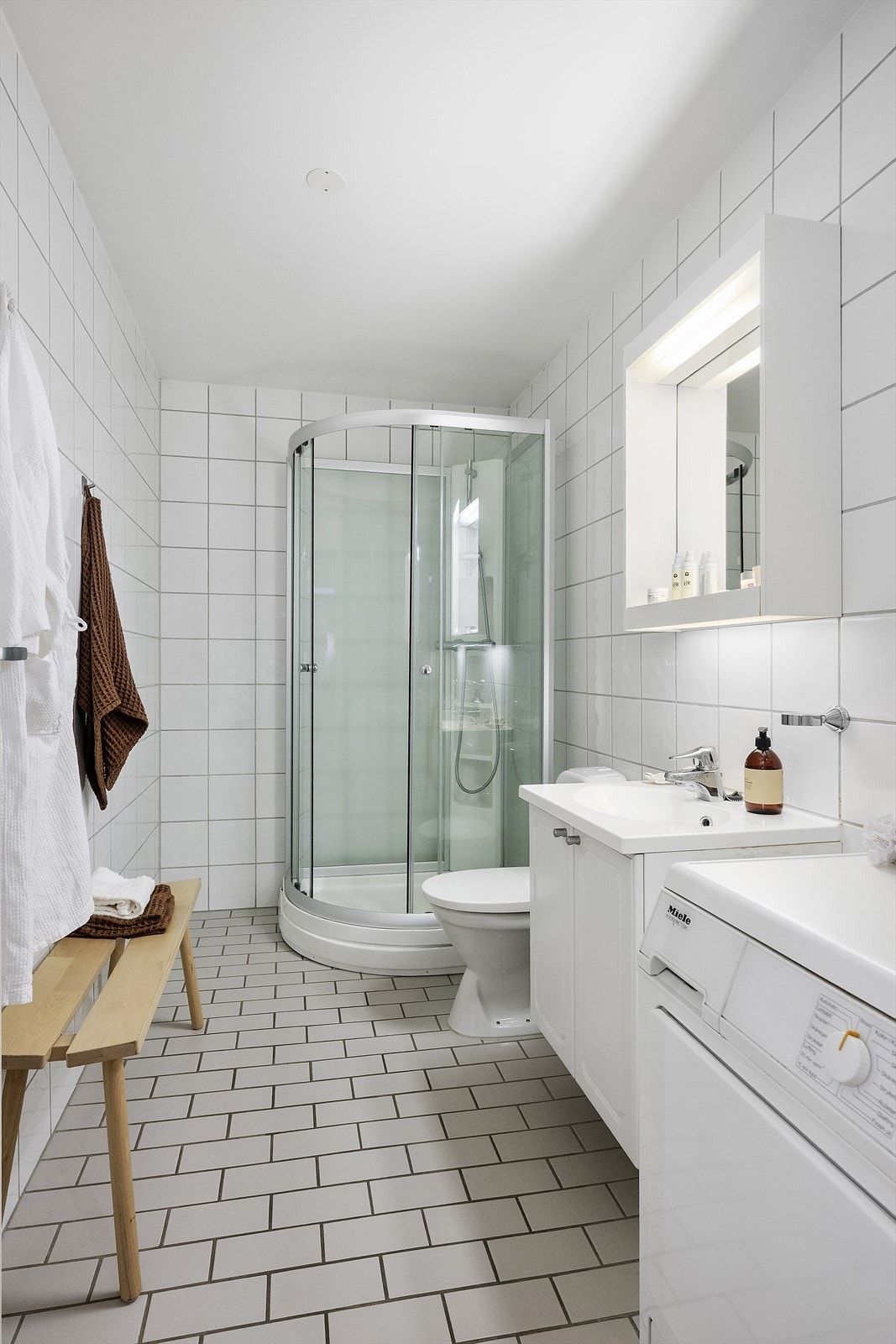 Flislagt bad med opplegg for vaskemaskin. Galleribilde