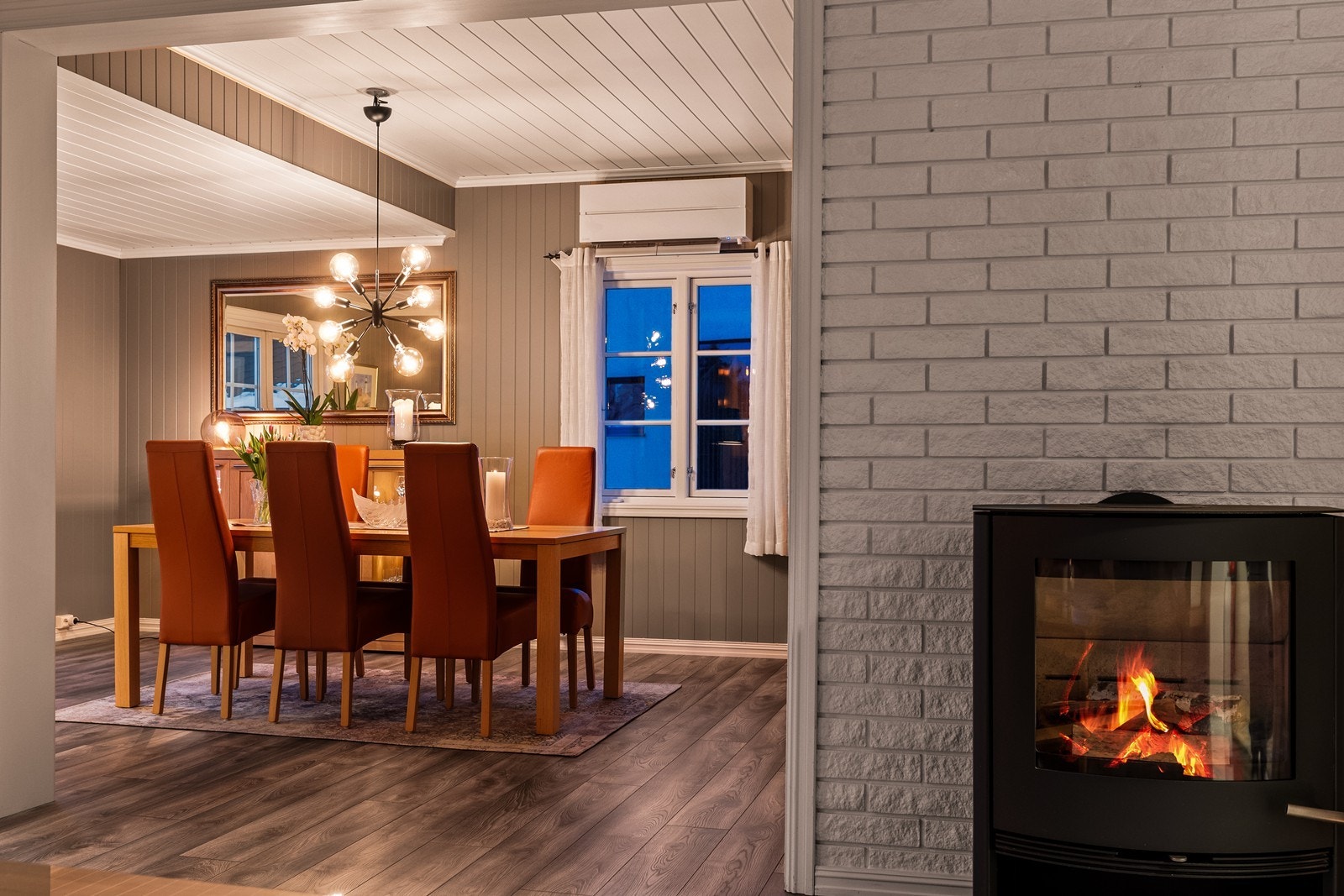 Fra spisestuen er det åpen løsning mot stuen, noe som gir en luftig romfølelse. Galleribilde