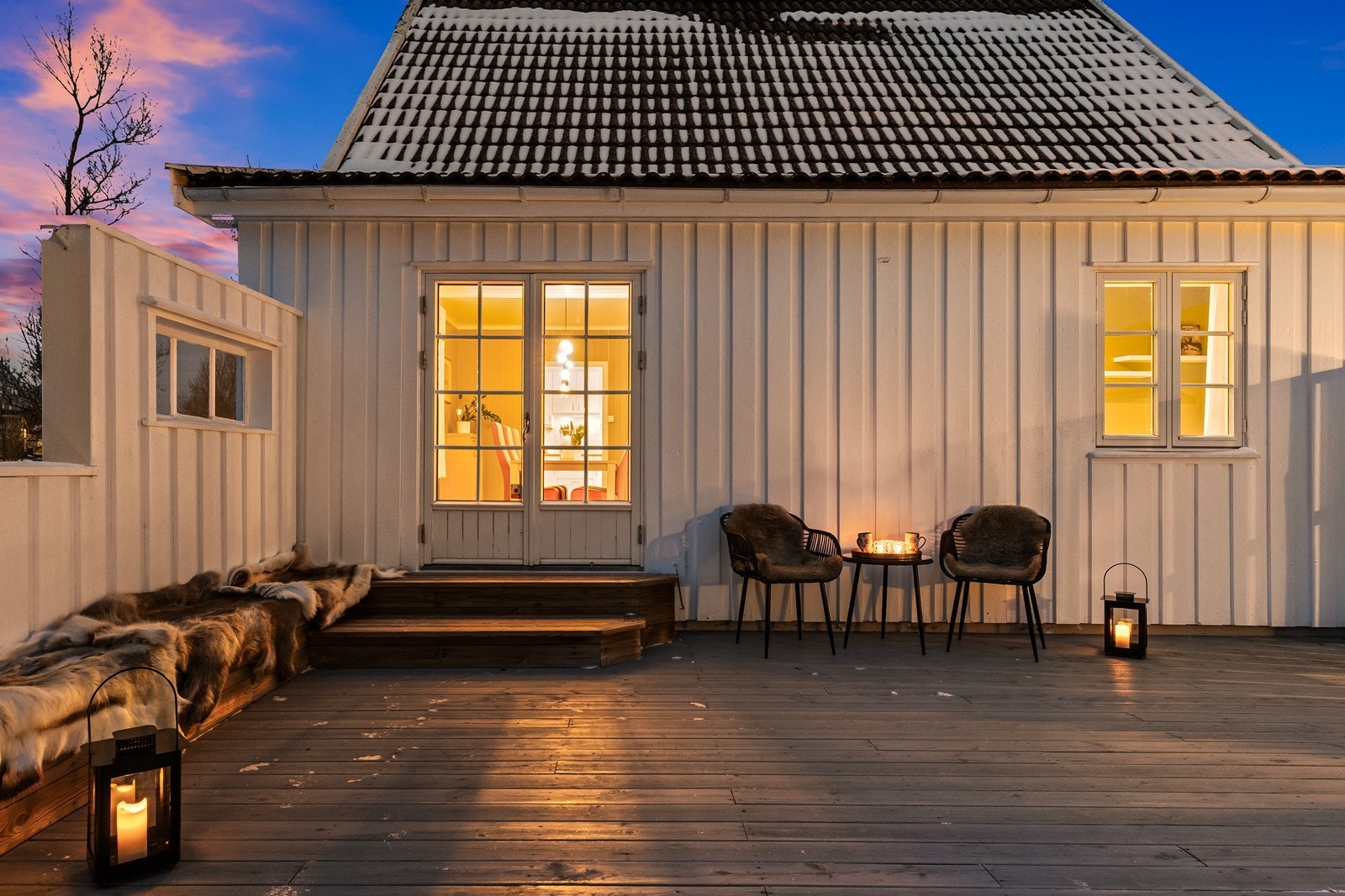 Den store markterrassen på 24 m² er et flott uterom med plass til sittegrupper. Galleribilde
