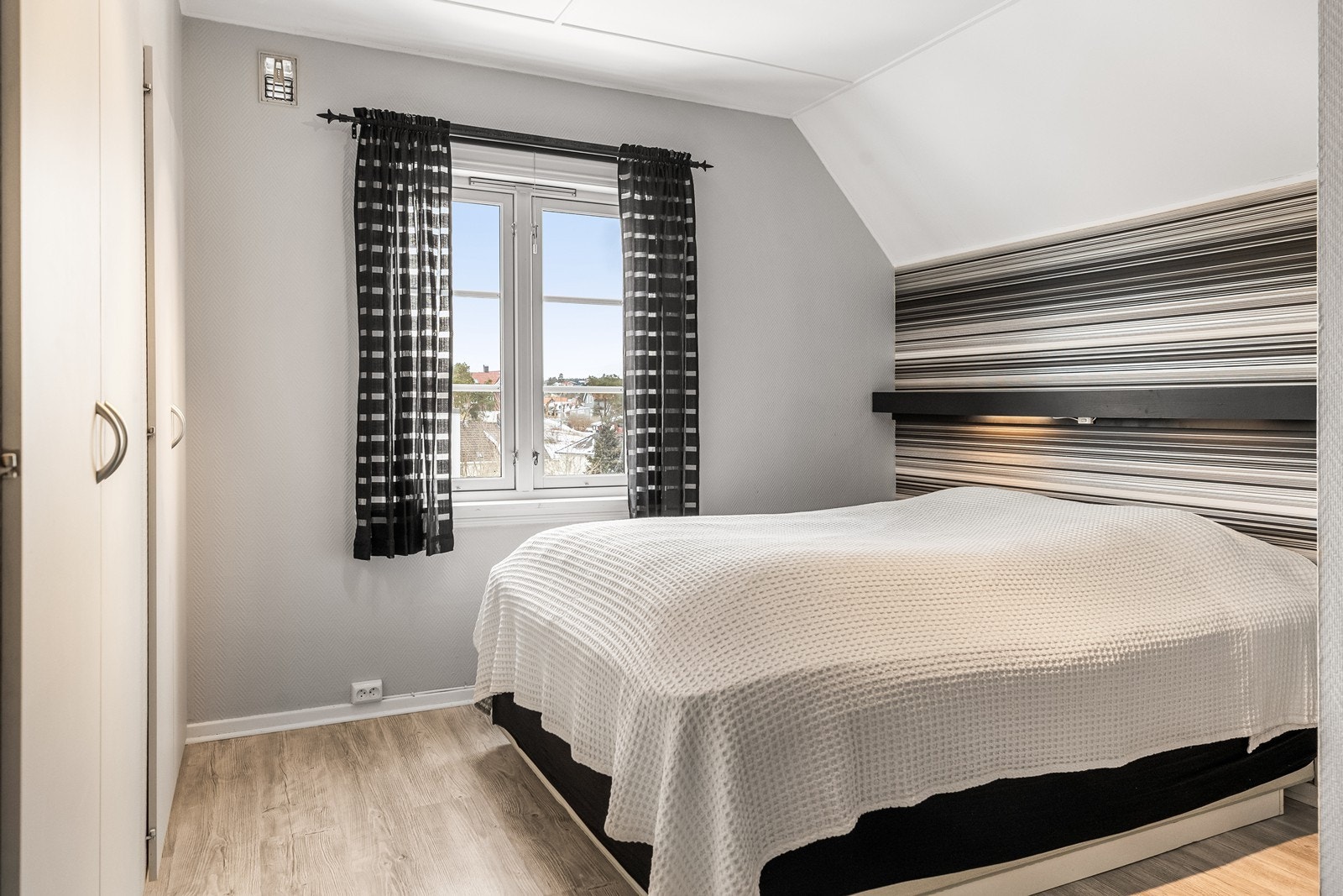 Hovedsoverommet i andre etasje har plass til dobbeltseng og garderobeløsning. Galleribilde