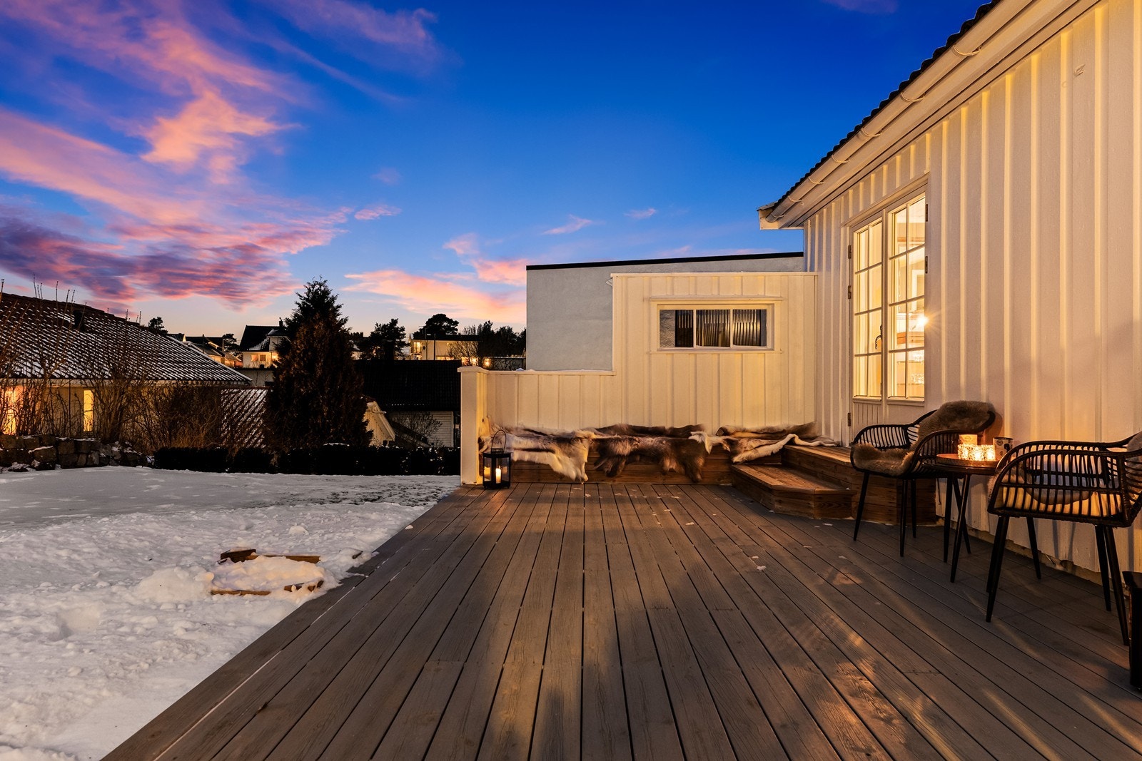 Levegg med vindu og sittebenk rammer inn terrassen på en fin måte. Galleribilde