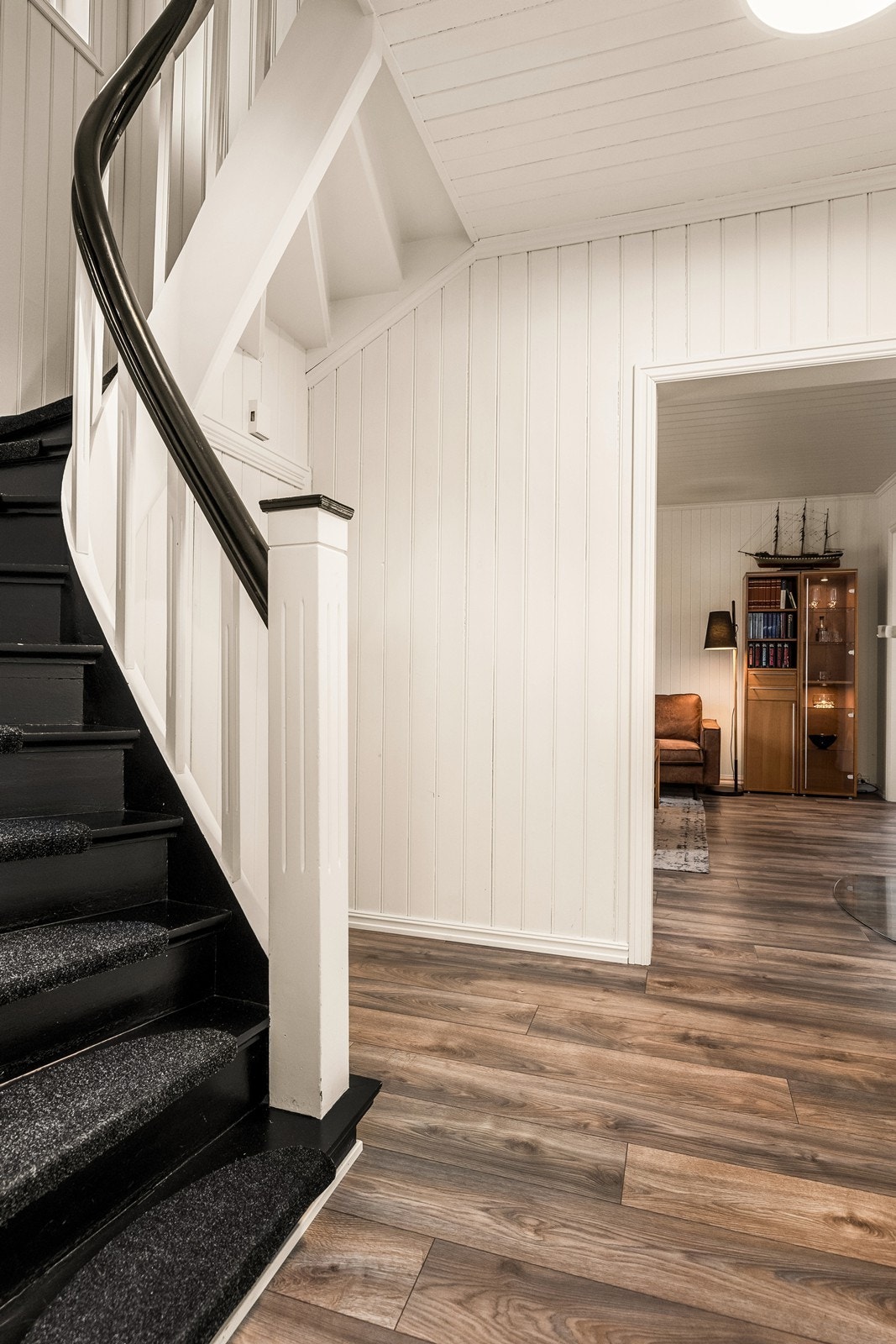 Fra gangen leder trappen opp til andre etasje og ned til kjelleren. Galleribilde