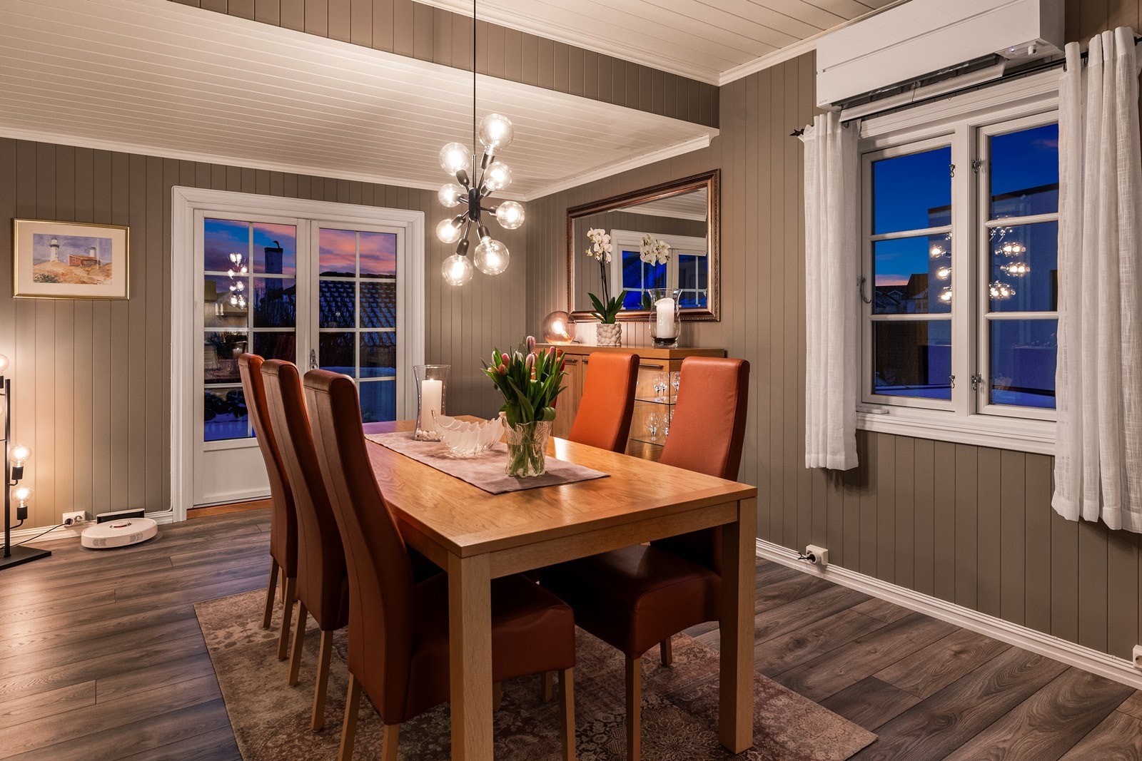 De doble terrassedørene åpner opp og binder uteområdet sammen med spisestuen. Galleribilde