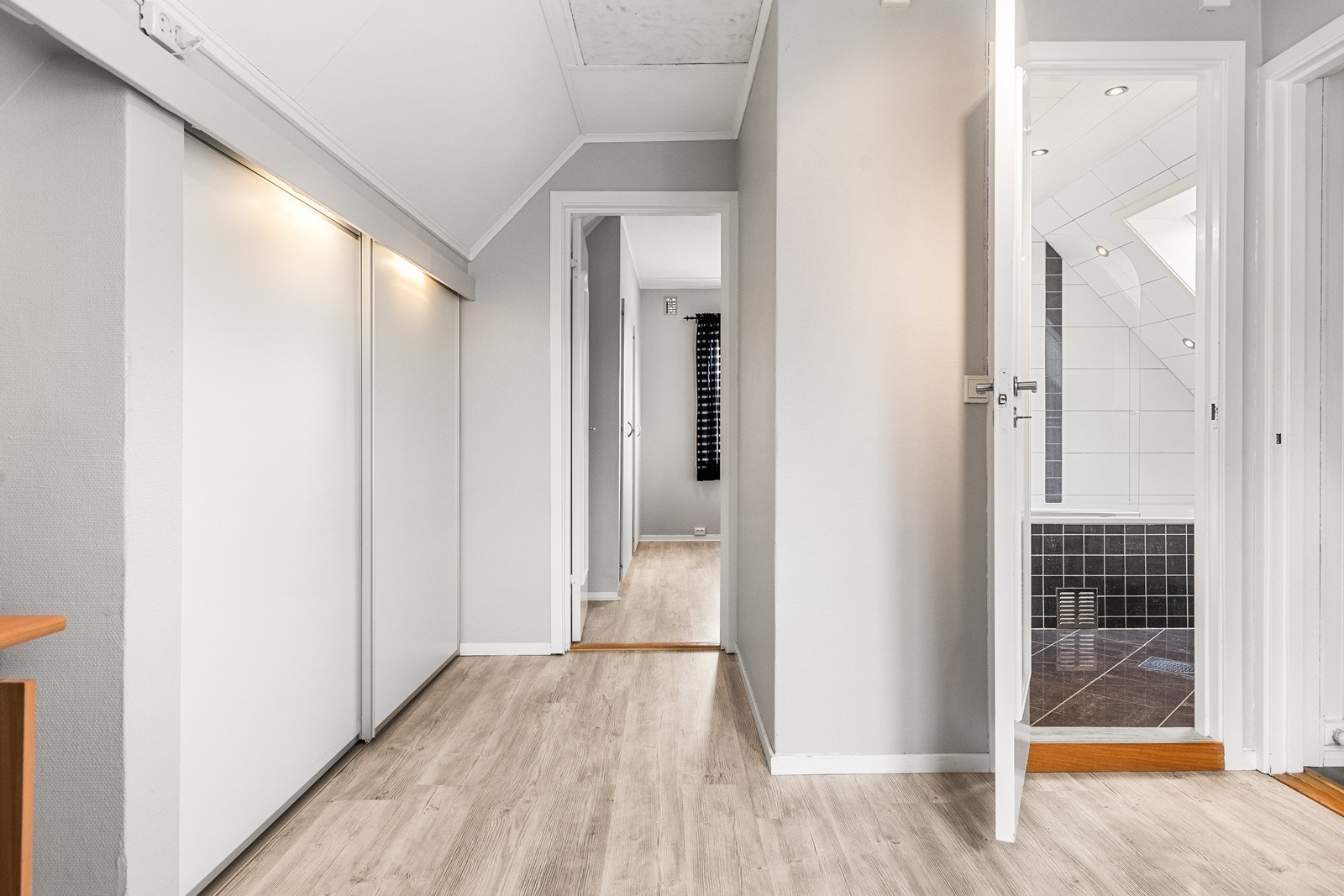 I andre etasje finner du en gang som gir tilgang til to soverom og bad. Galleribilde