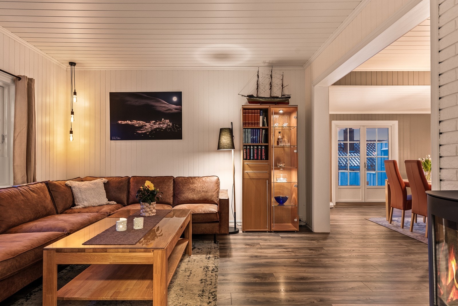 Stuen er et romslig og sosialt samlingspunkt med god plass til sofagruppe. Galleribilde