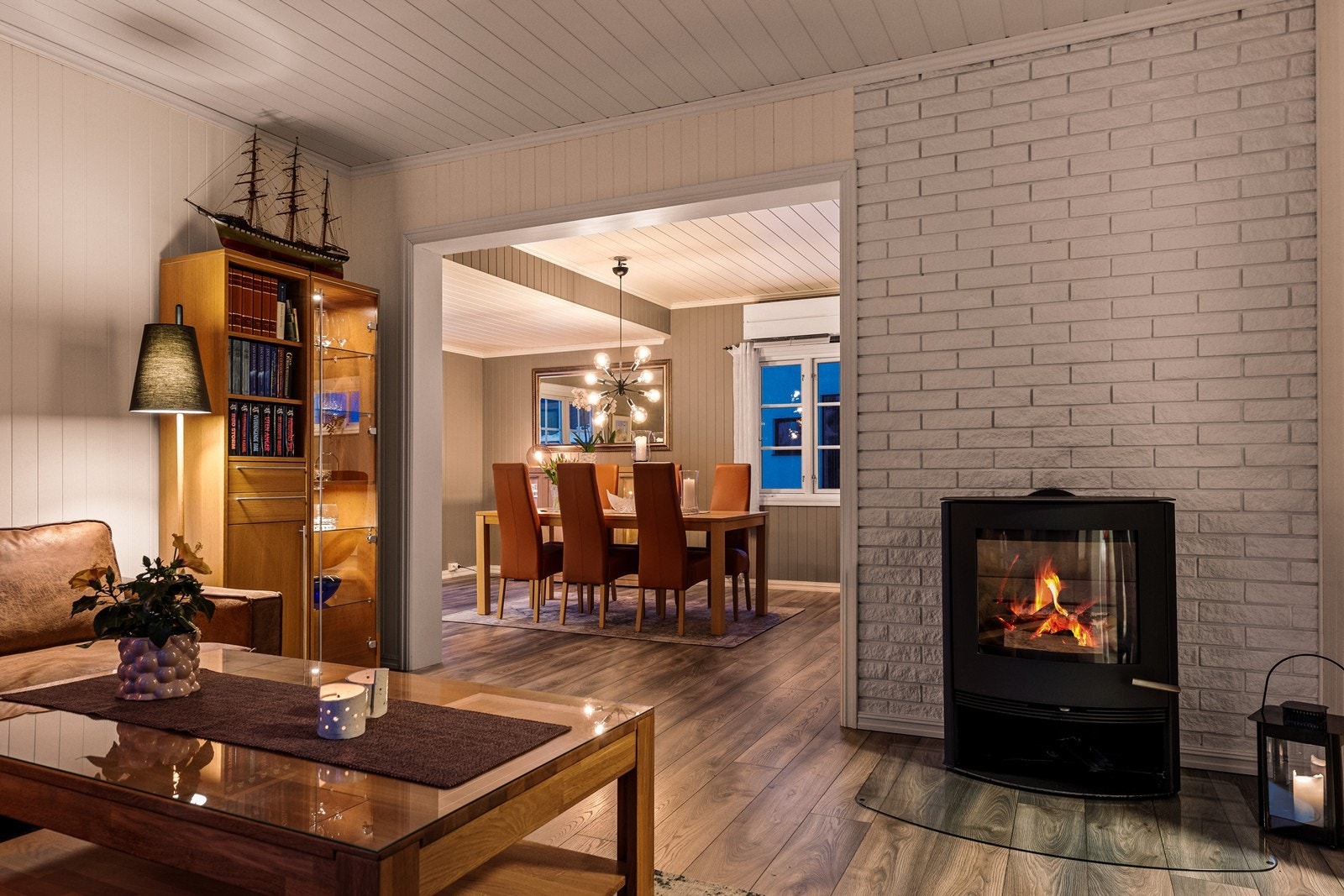 En effektiv vedovn fra 2022, med rehabilitert pipe, gir god varme. Galleribilde