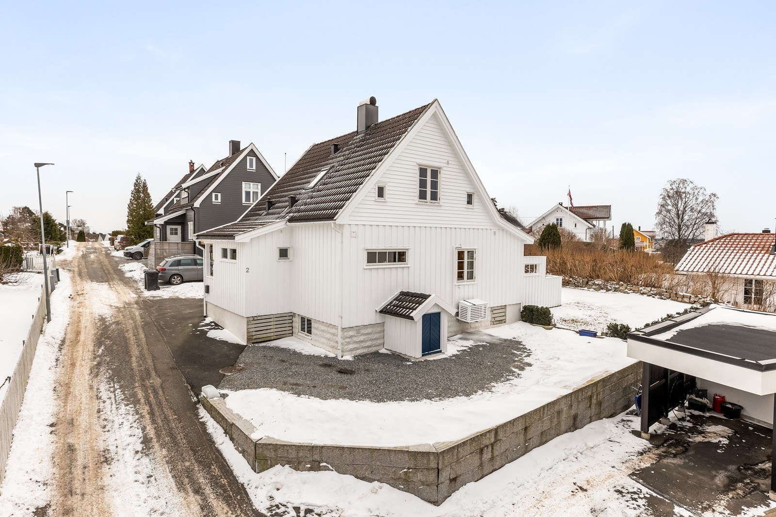 Beliggenheten i et etablert nabolag er ideell for barnefamilier. Galleribilde