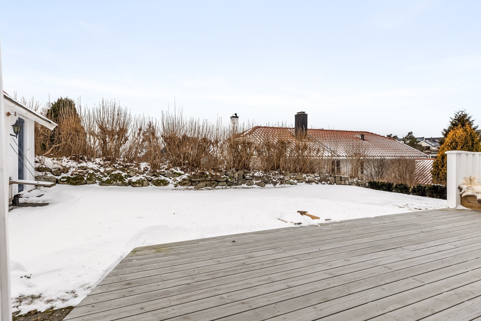 Mot naboen er det satt opp en støttemur i 2022. Galleribilde