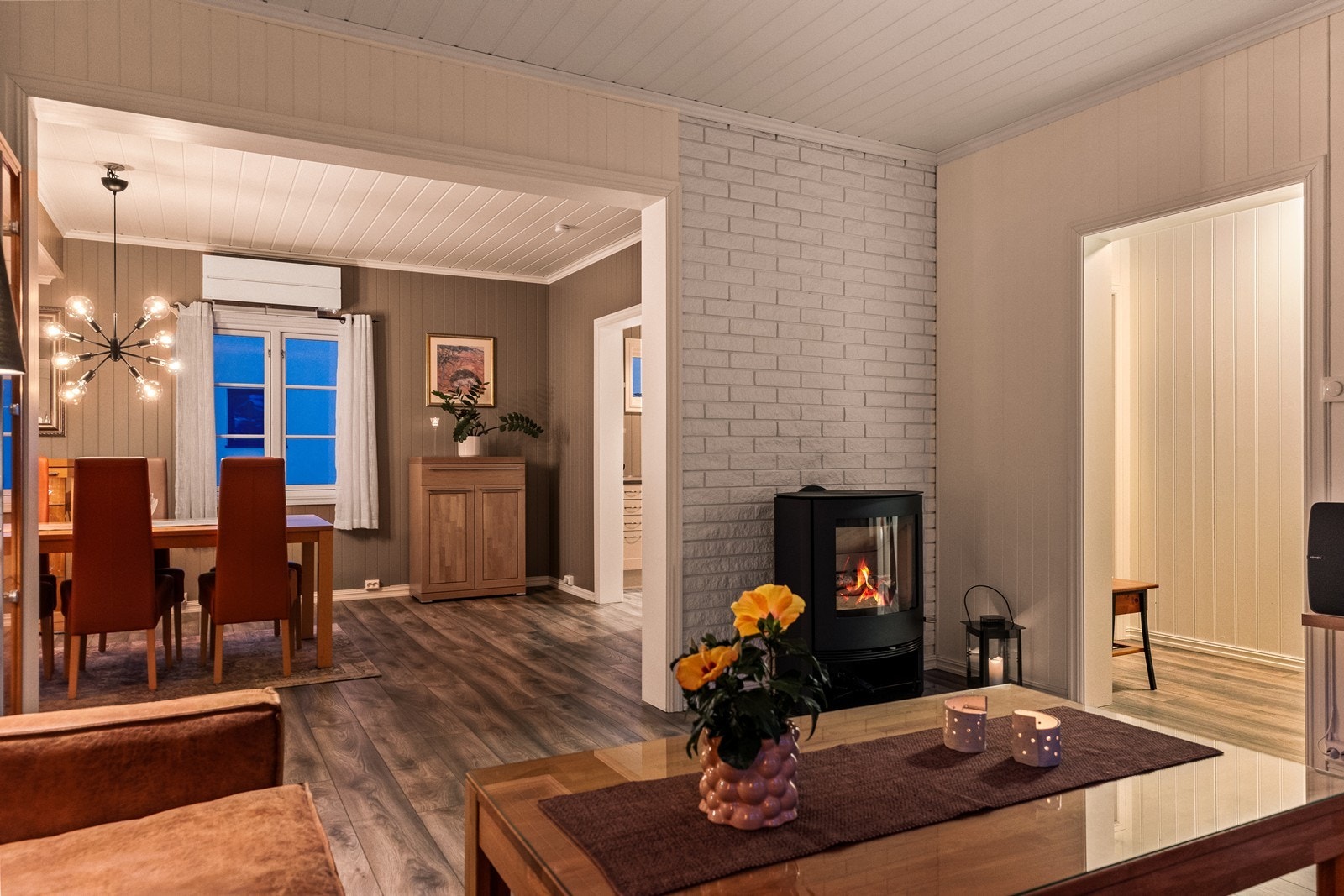 En luft-til-luft varmepumpe fra Mitsubishi (2019) sørger for effektiv oppvarming. Galleribilde