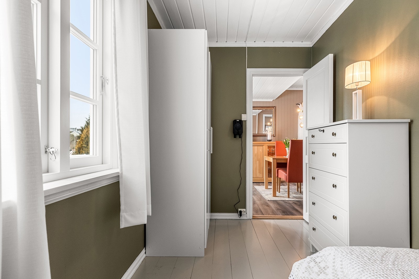 Rommet har plass til seng og oppbevaringsmøbler. Galleribilde