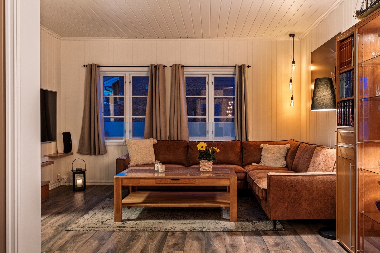 Gjennomgående laminatgulv og panel på vegger skaper en helhetlig stil. Galleribilde