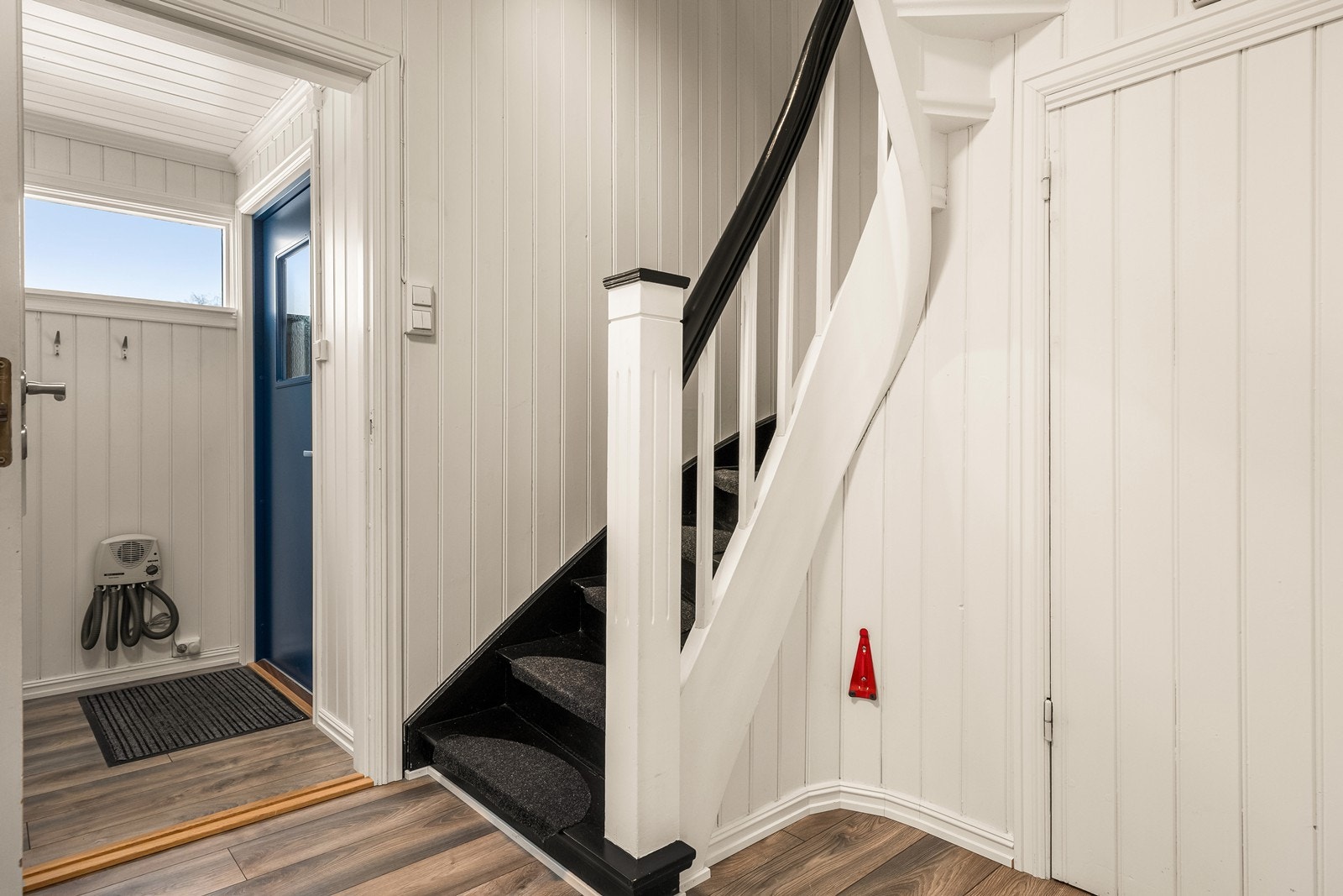 Velkommen inn gjennom en ny, isolert ytterdør fra 2020 til en lys entré. Galleribilde