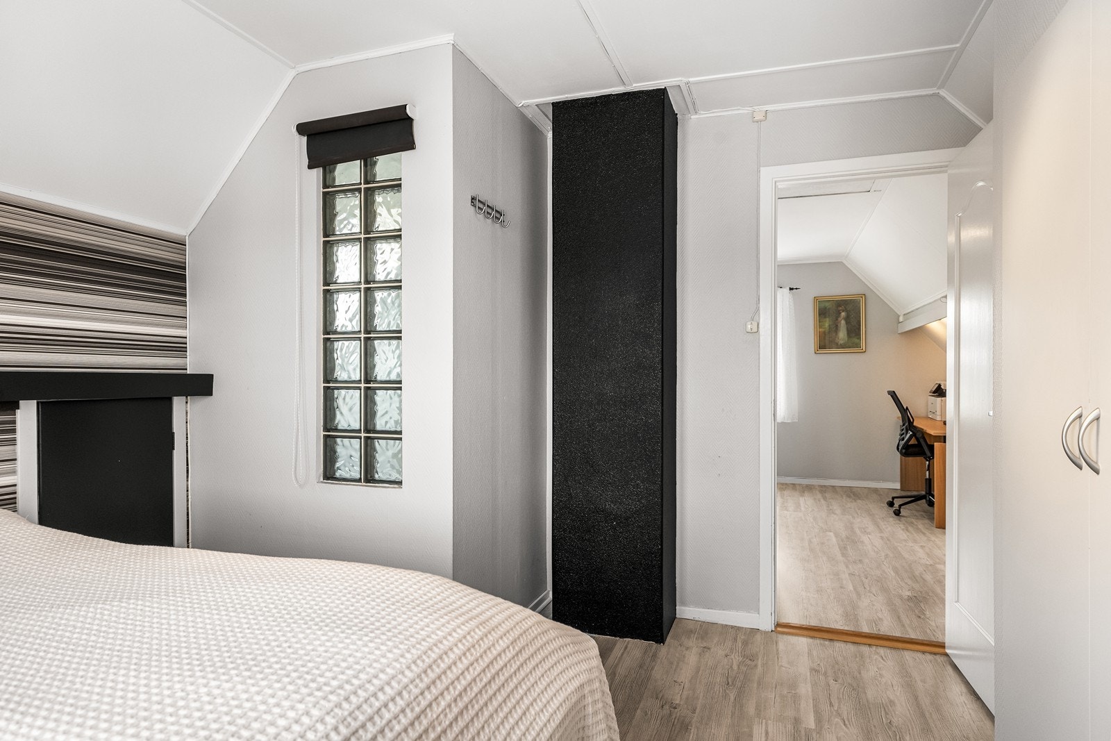 Skråtaket gir rommet karakter, og det er tilgang til lagring i kott. Galleribilde