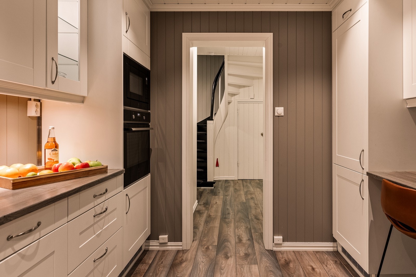 Integrert kombiskap for kjøl og frys er plassert lett tilgjengelig. Galleribilde