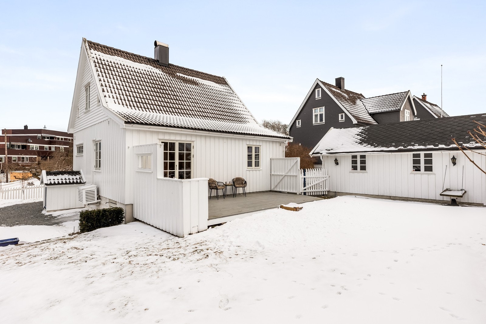 Eiendommen har en frittstående garasje på 24 m² og en pent opparbeidet tomt. Galleribilde