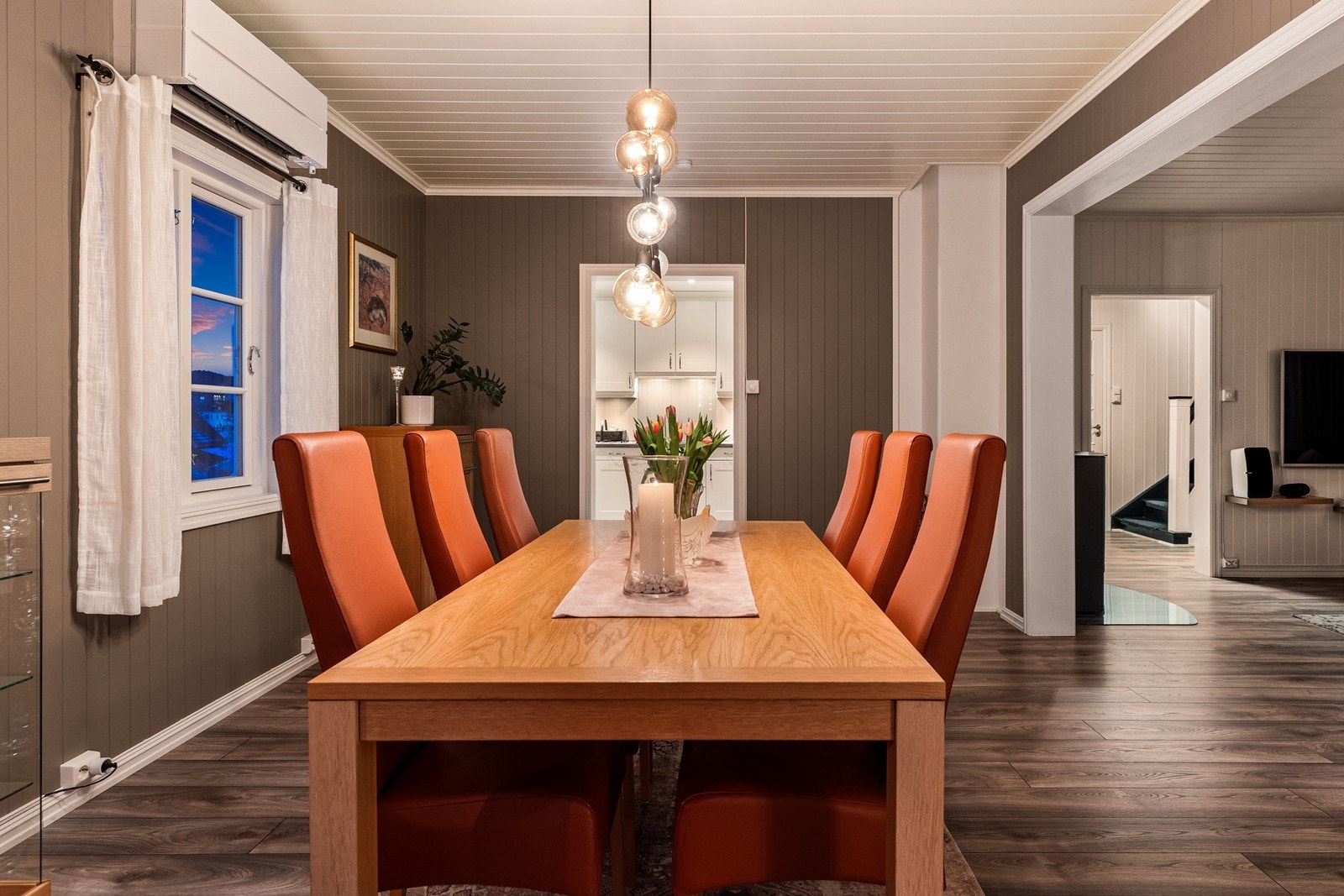 Her er det god plass til et stort spisebord for hyggelige sammenkomster. Galleribilde