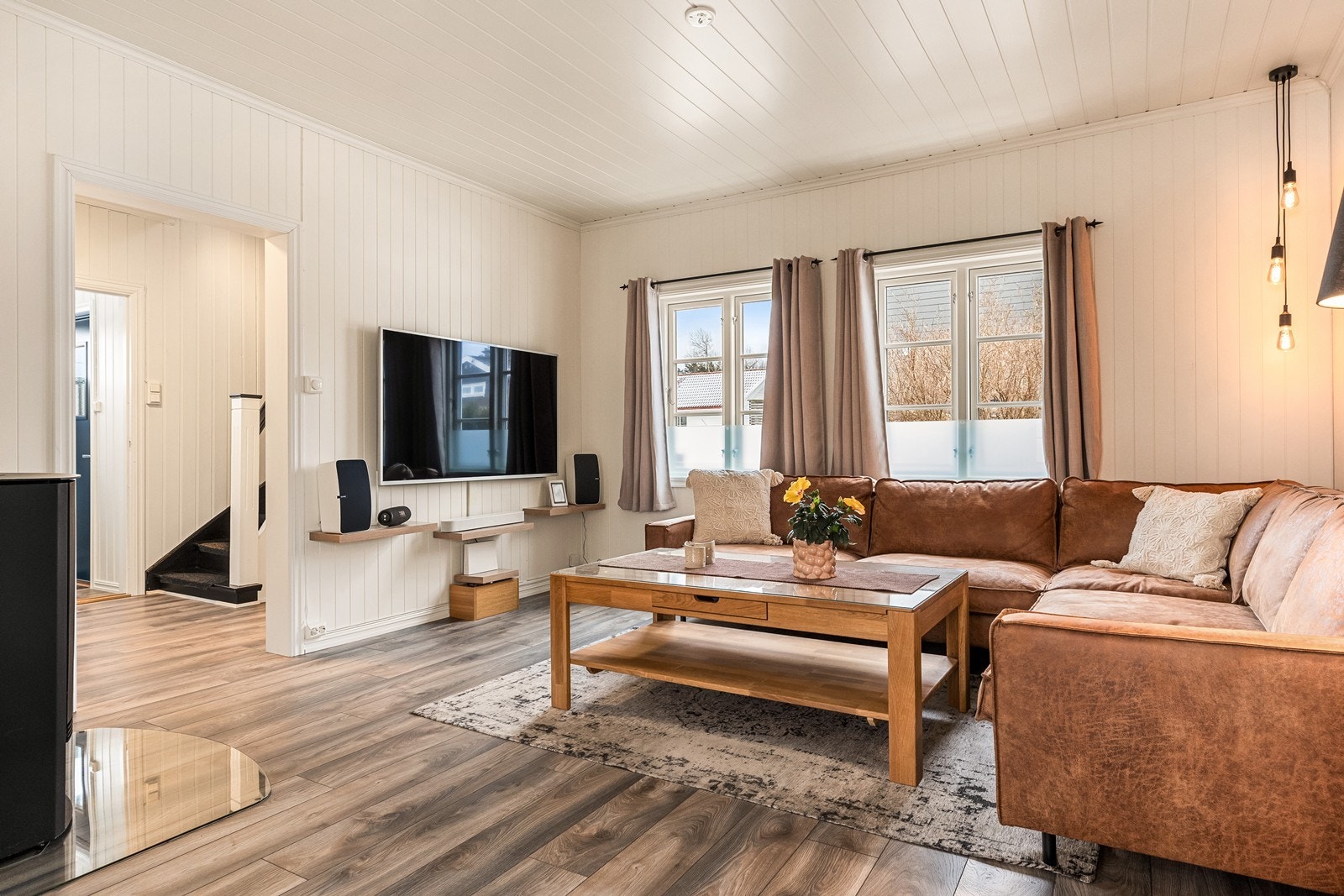 Vinduene i første etasje ble byttet i 2020 og gir godt med lys. Galleribilde