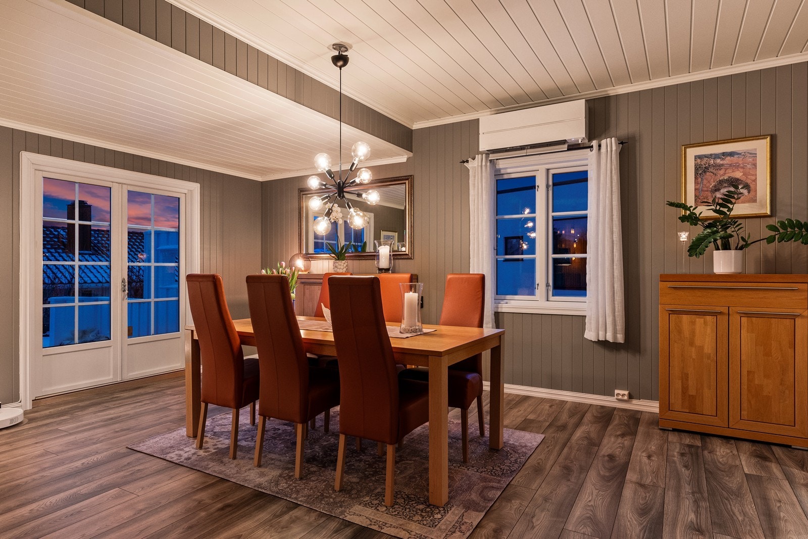 Spisestuen har direkte utgang til den store markterrassen fra 2021. Galleribilde