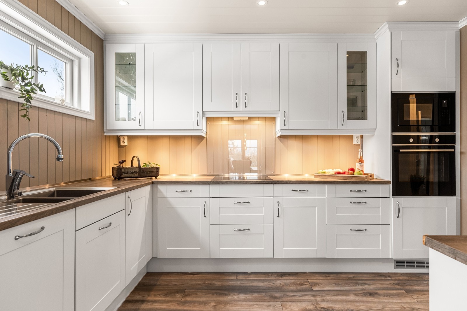 Rikelig med skap- og benkeplass gir gode arbeidsforhold for matlaging. Galleribilde