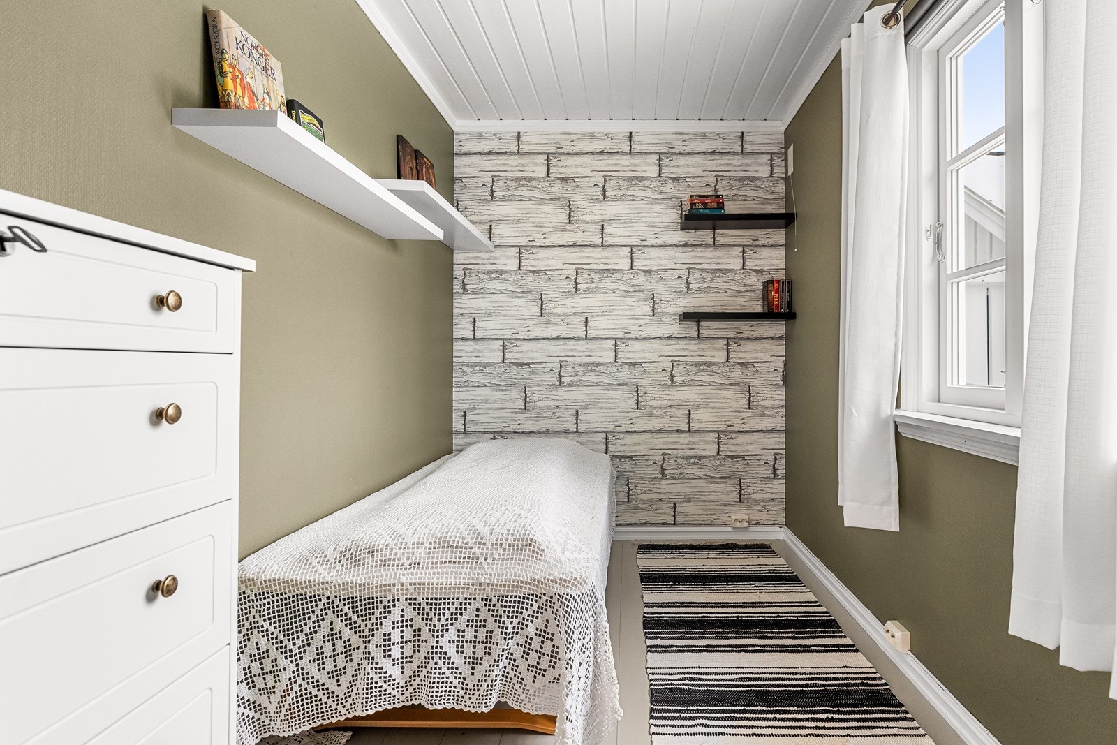 Boligen har ett av sine tre soverom beleilig plassert i første etasje. Galleribilde