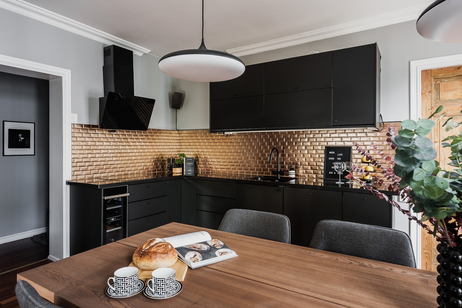 Spisestuen er et naturlig samlingspunkt med god plass til et langbord for familie og venner. Galleribilde