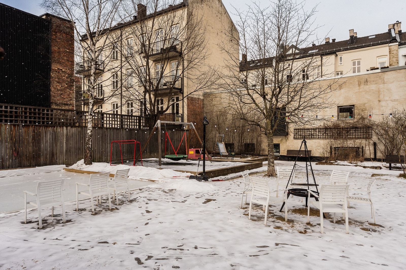 Bakgården er en hyggelig møteplass for beboerne, med plass for lek og sosiale aktiviteter. Galleribilde