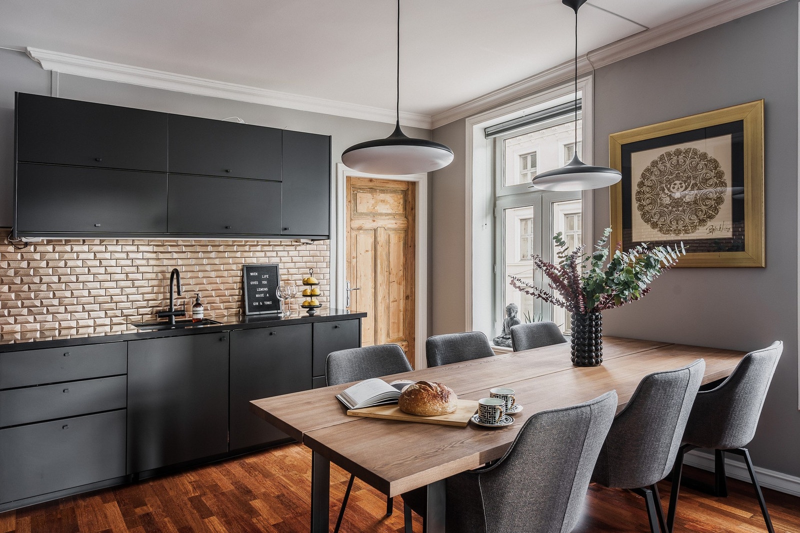 Innredningen har mørke, slette fronter kombinert med benkeplater i komposittstein og integrert komposittvask med ettgreps blandebatteri og uttrekkstut. Galleribilde