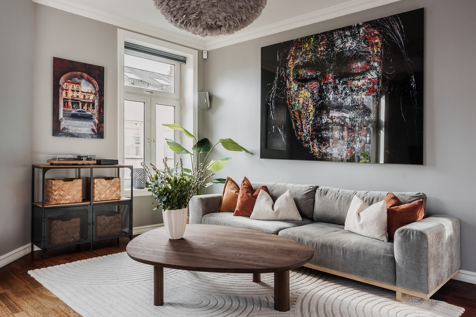 Den sjenerøse takhøyden på opptil 2,80 meter og store vindusflater gir en lys og luftig romfølelse. Galleribilde