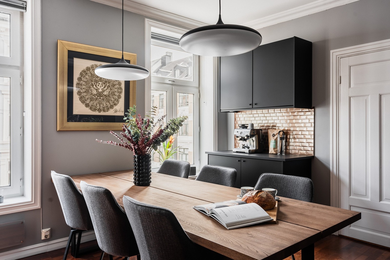 En praktisk kaffestasjon gir en ryddig og funksjonell sone på kjøkkenet. Galleribilde