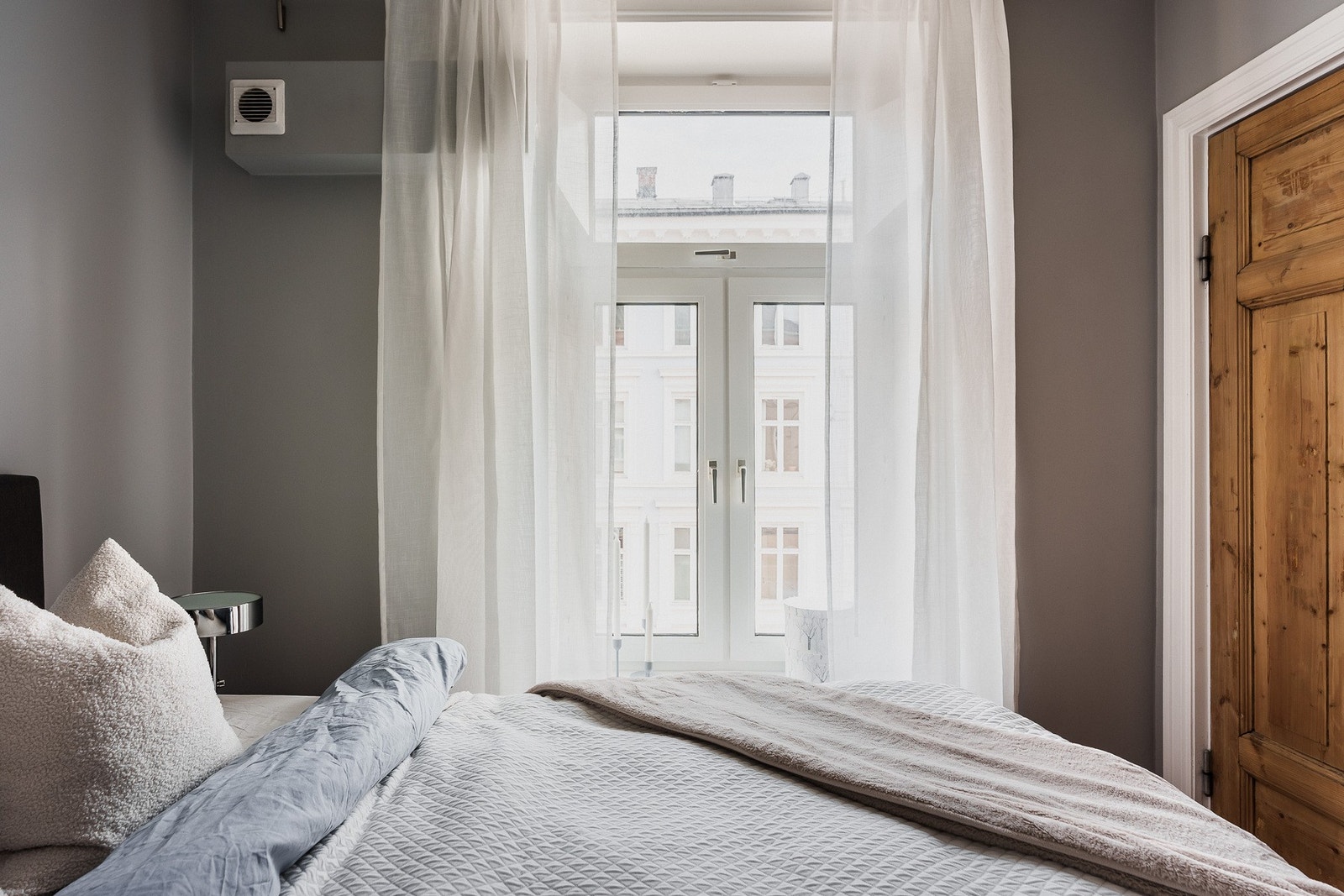 Store vinduer og malte trefyllingsdører er gjennomgående i leiligheten. Galleribilde