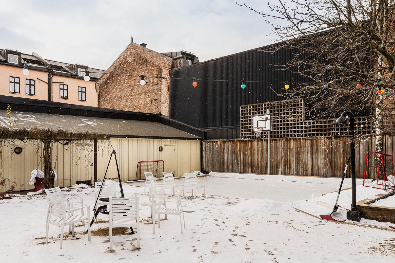 Plassen er skjermet og har blant annet sykkelparkering, grillmuligheter og beplantning. Galleribilde