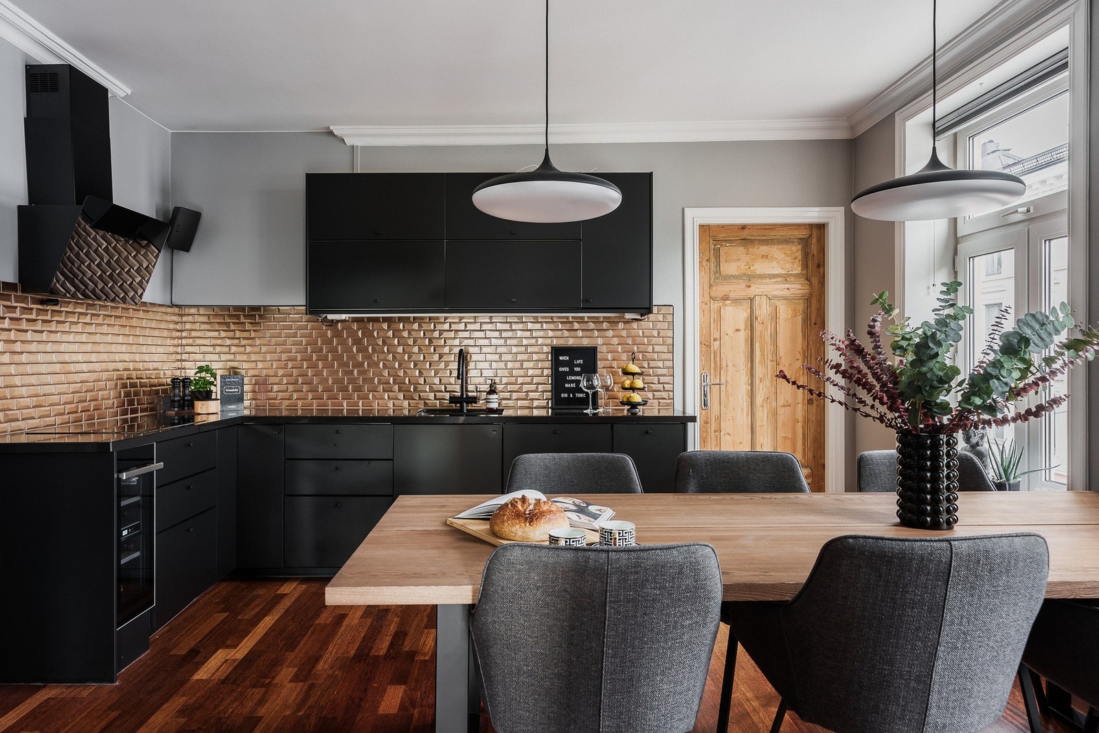 Kjøkkenet fra IKEA (2019) har en gjennomført stil med god skap- og benkeplass. Galleribilde