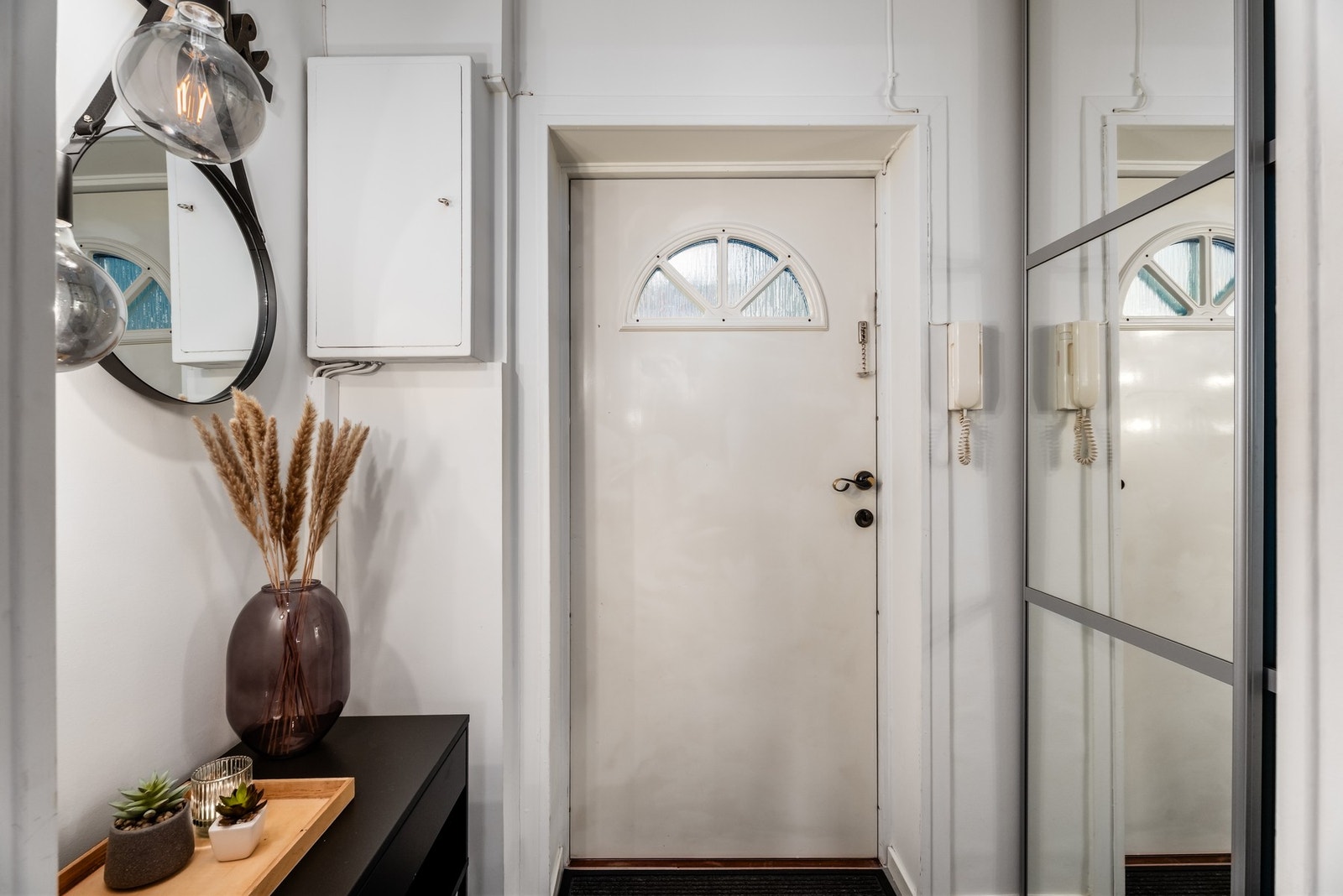 Entré med skyvedørsgarderobe. Galleribilde