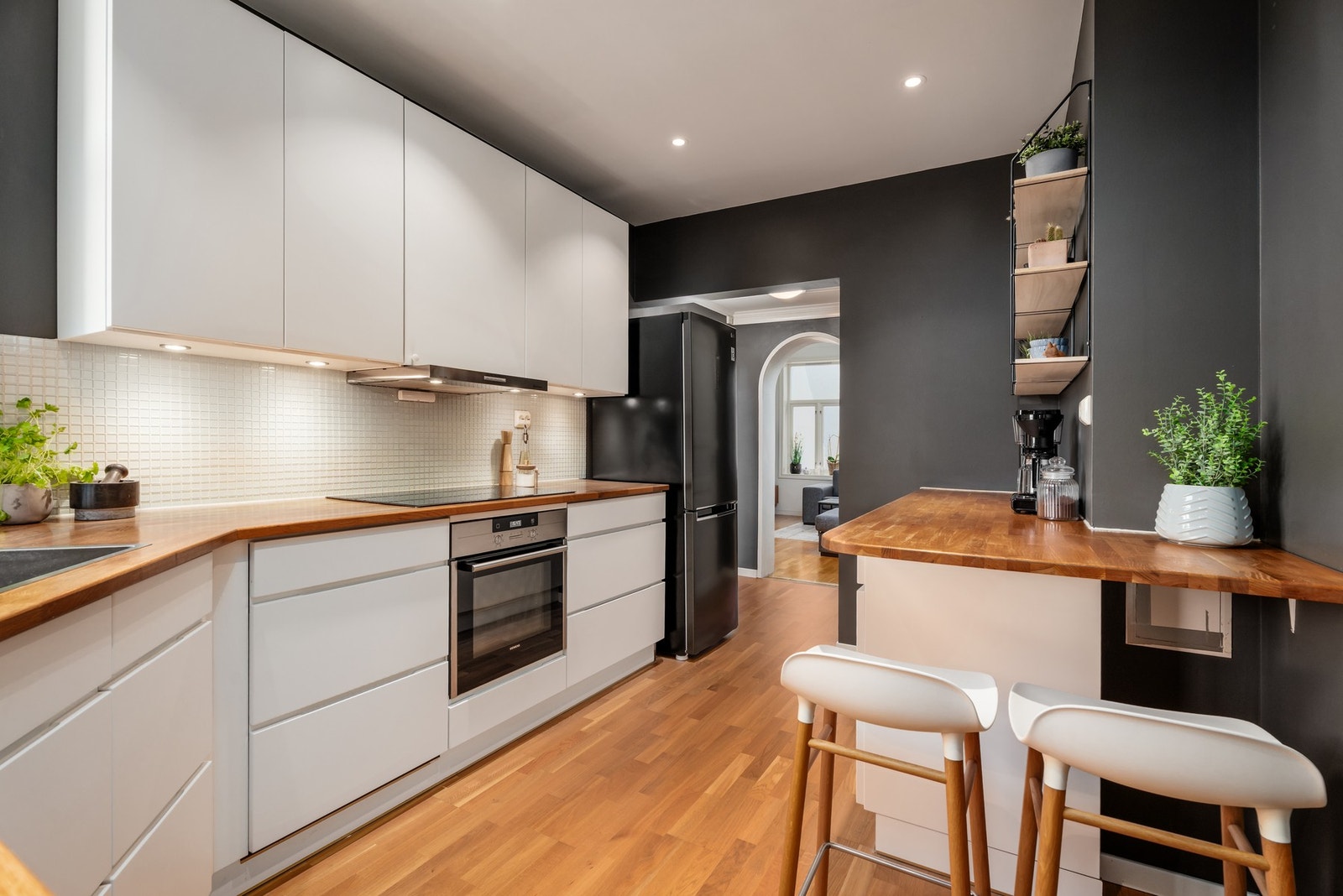 Kjøkken: Plassbesparende og funksjonell løsning med barbenkeplate - perfekt for både hverdagsbruk og sosiale anledninger. Galleribilde