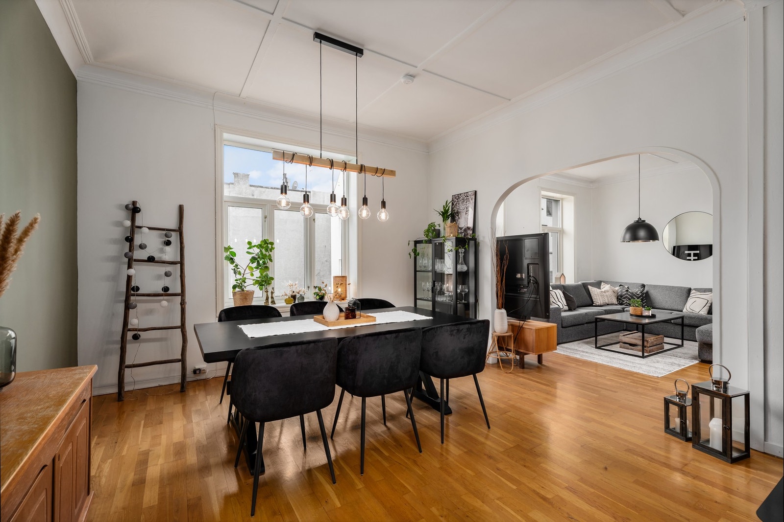 Imponerende takhøyde på ca. 2,9 meter som bidrar til en lys, luftig og romslig atmosfære. Galleribilde