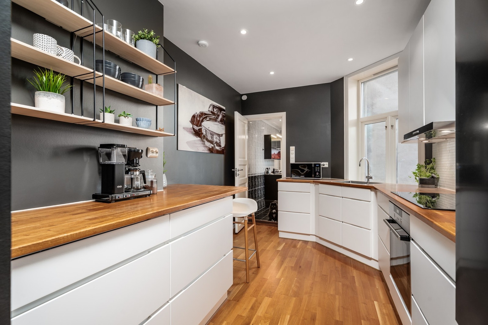 Kjøkkenet er utstyrt med integrerte hvitevarer, inkludert oppvaskmaskin, stekeovn og induksjonstopp. Galleribilde