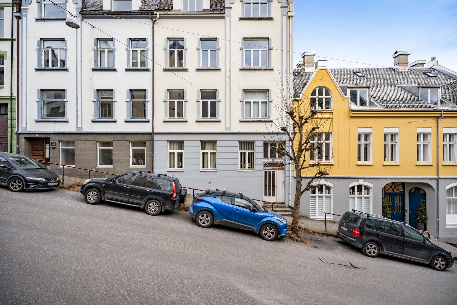 Leiligheten ligger i 3. etasje i en jugendstilbygård fra 1906. Galleribilde