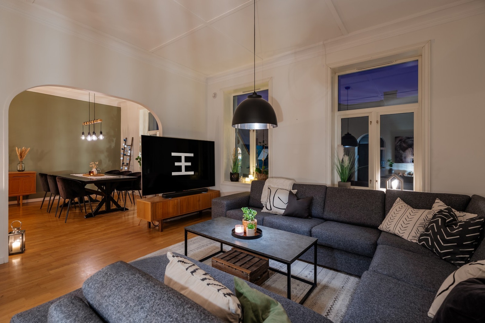 Stuen har store vindusflater som slipper inn rikelig med naturlig lys. Galleribilde