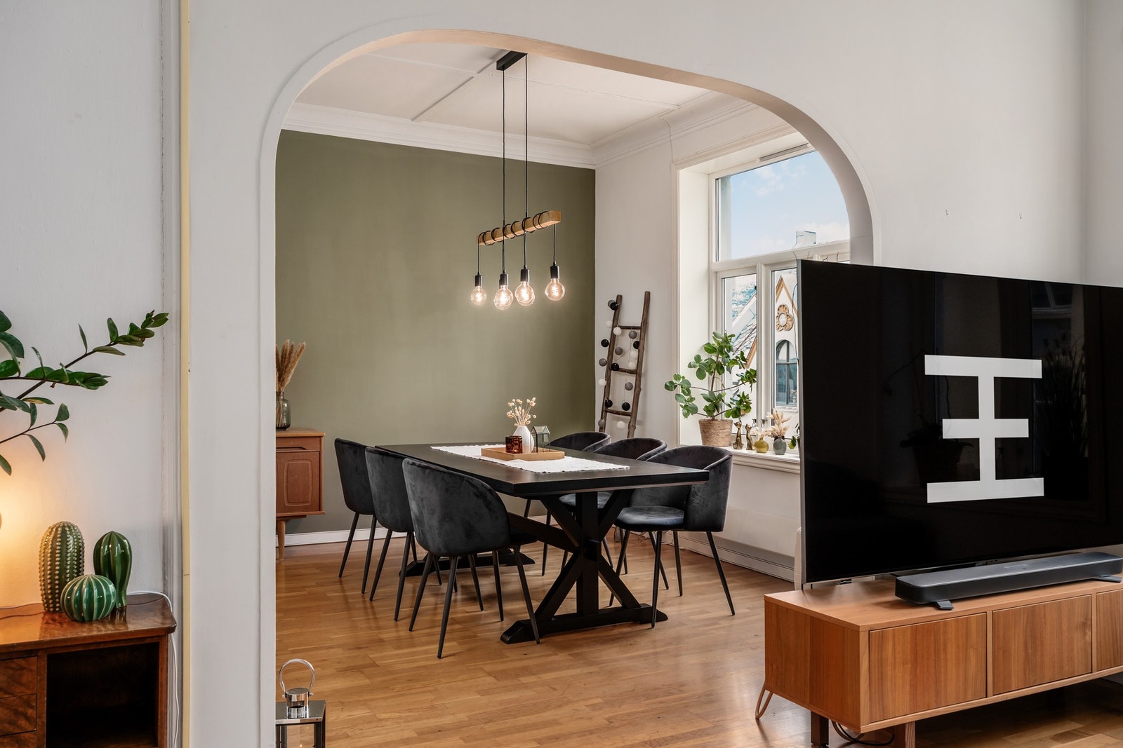 Naturlig overgang mellom de to stuesonene. Galleribilde