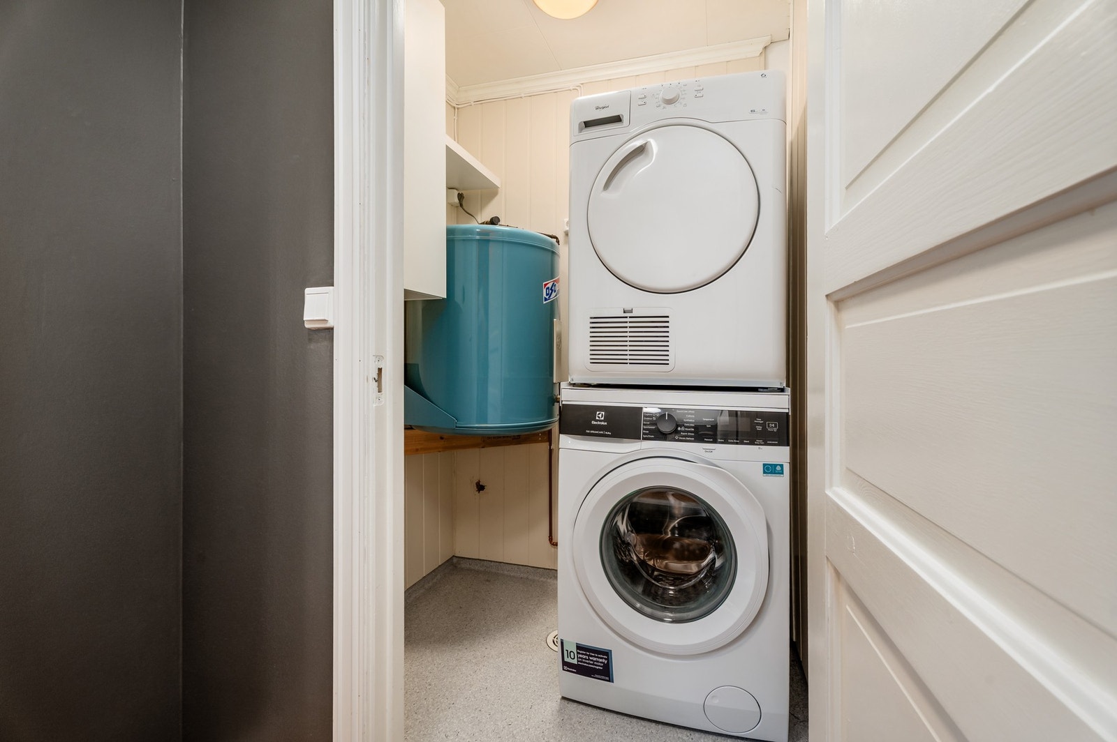 Vaskerom med opplegg for vaskemaskin og tørketrommel. Galleribilde