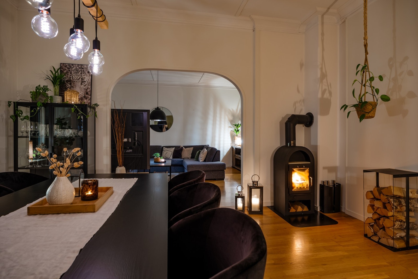 Vedovn i stuen som gir en lun og hyggelig kveldsstemning - perfekt for rolige kvelder hjemme. Galleribilde