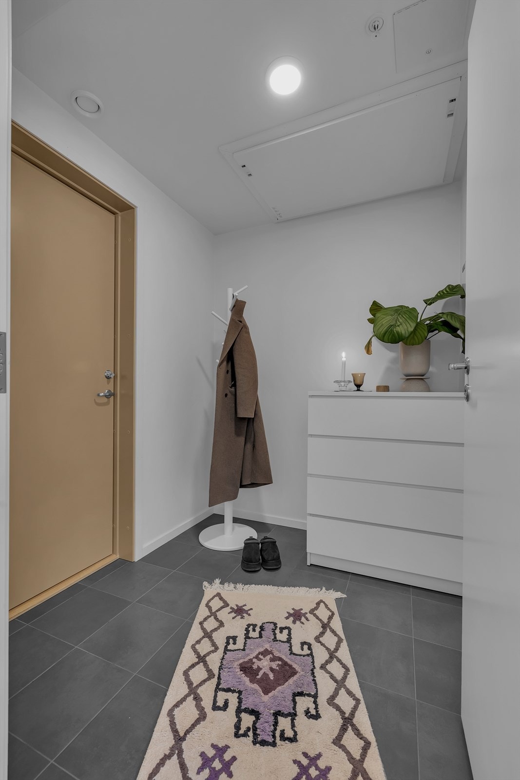 Entrè med fliser og gulvvarme Galleribilde