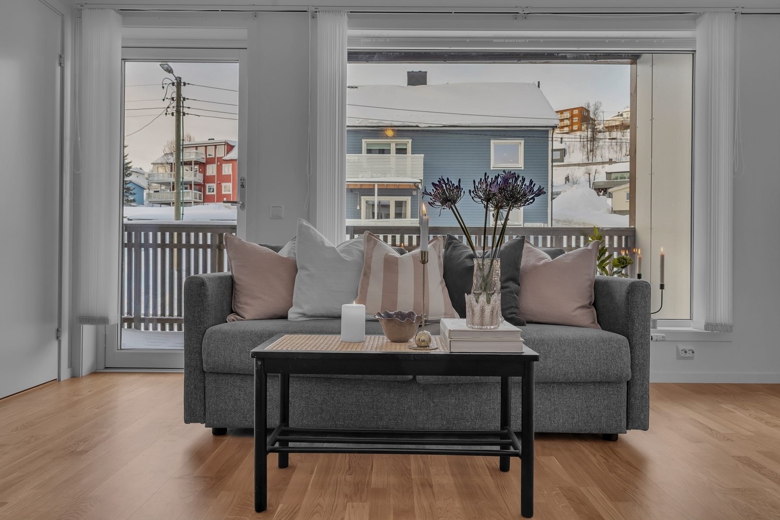 Nyere selveierleilighet med store vindusflater som slipper inn mye naturlig lys Galleribilde