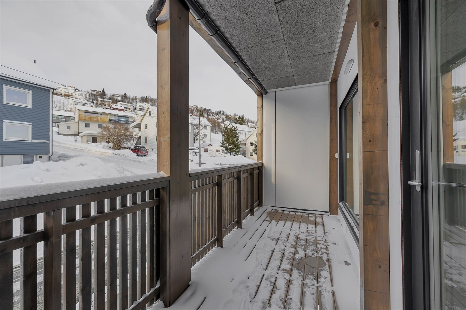 Fra stuen har man utgang til overbygget veranda Galleribilde