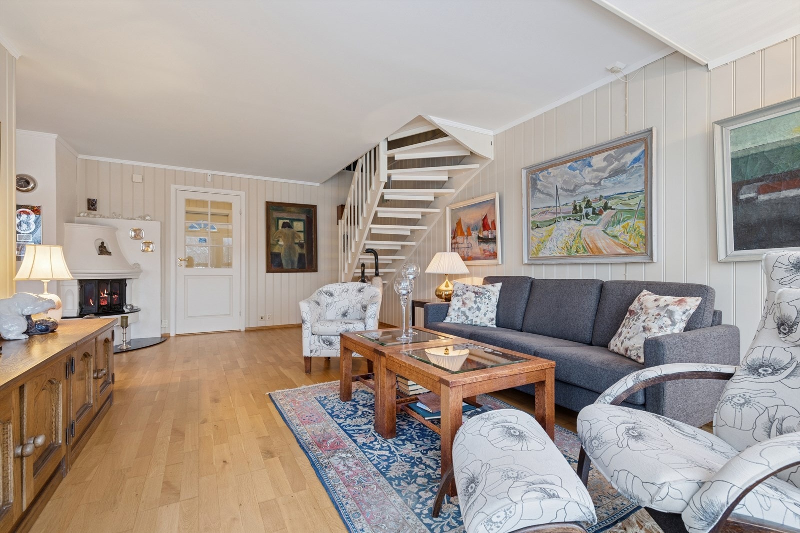 Rommet har god størrelse og fleksibilitet for møblering, og oppleves som et svært trivelig oppholdsrom i boligen. Galleribilde