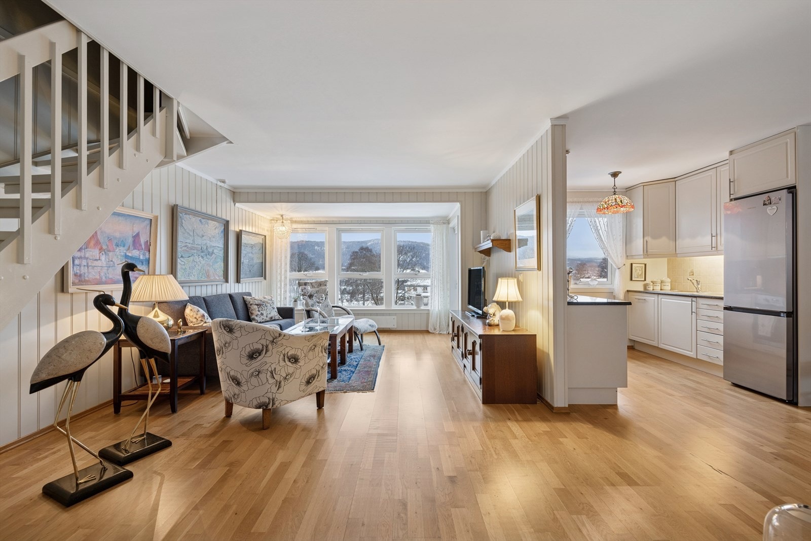 Planløsningen er åpen mot kjøkkenet, noe som gir gode soner. Galleribilde