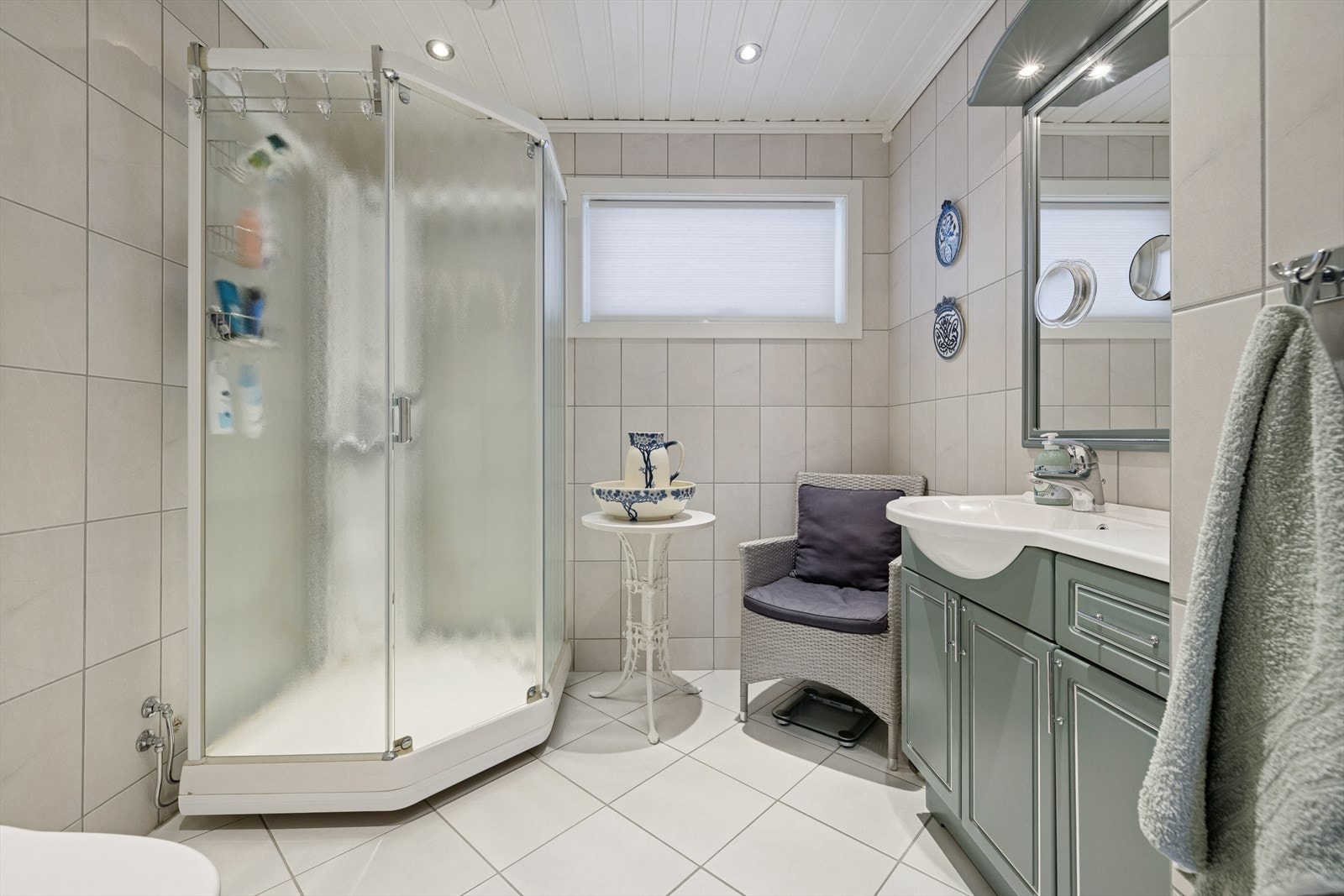 Pent bad med overflater bestående av keramiske fliser på vegger og flislagt gulv på støpt underlag med gulvvarme. Galleribilde