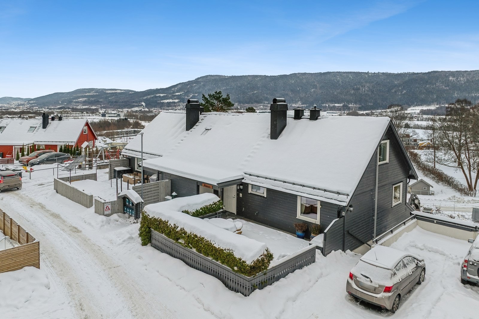 Det er plass til to biler som parkeres etter hverandre på eiers del av området. Galleribilde